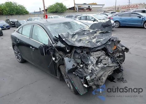 2015 Volvo S60 T5 Platinum z USA, uszkodzony, nr VIN YV126MFM6F2361507